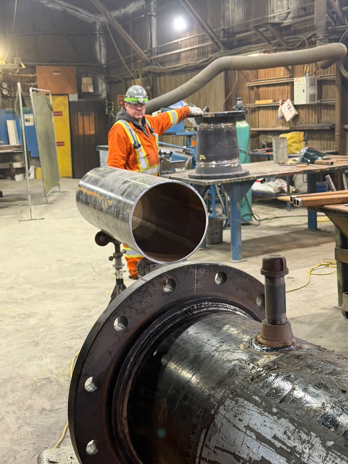 Foreuse d'exploration minière en opération sur un site du Nord-du-Québec
